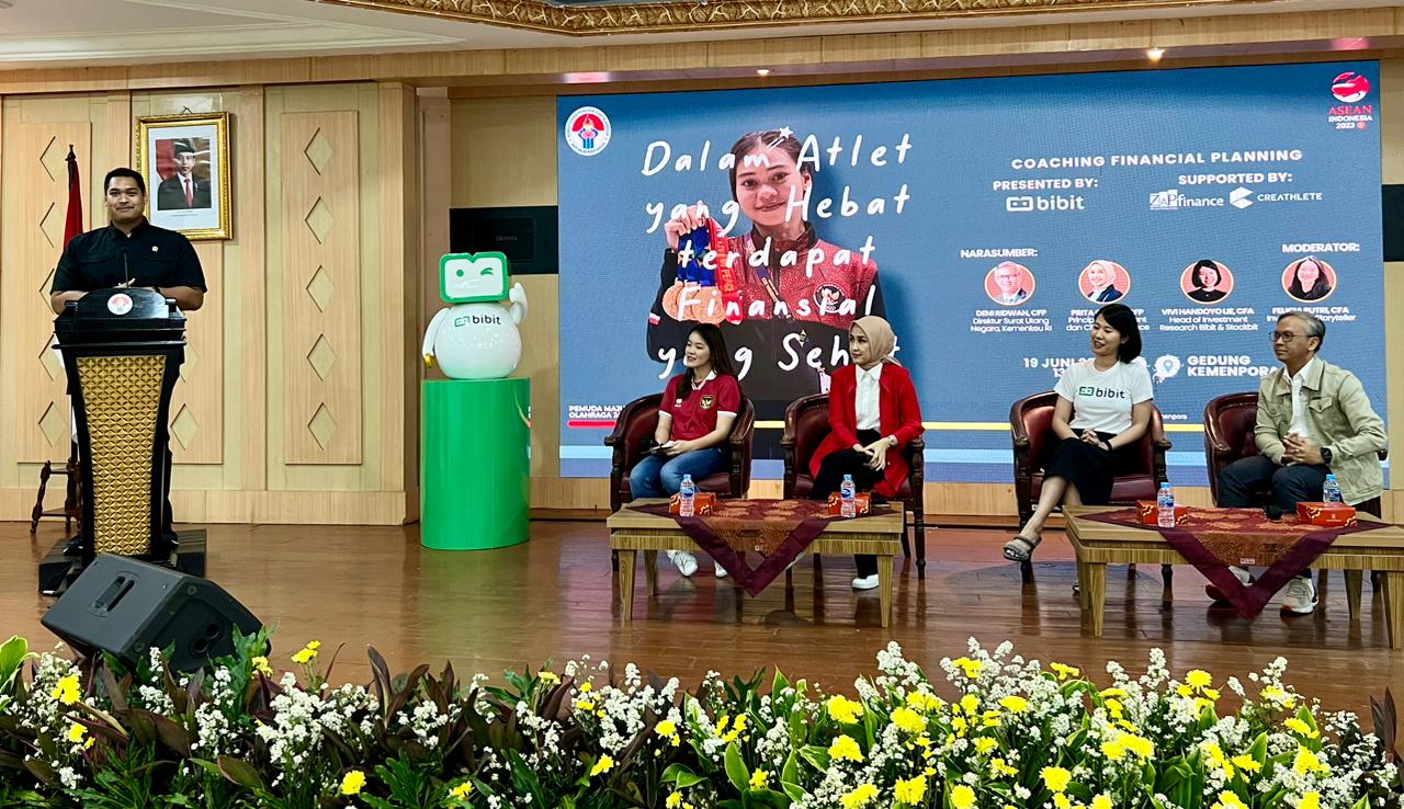 Menpora Dito Ariotedjo memberi sambutan dalam acara edukasi bertajuk 