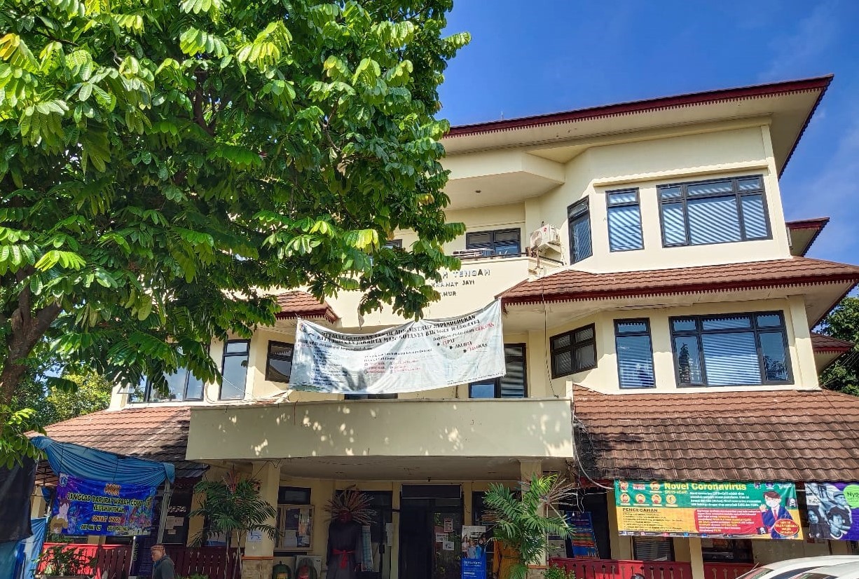 Gadung Kantor Kelurahan Kampung Tengah, Kecamatan Kramat Jati, Jakarta Timur.