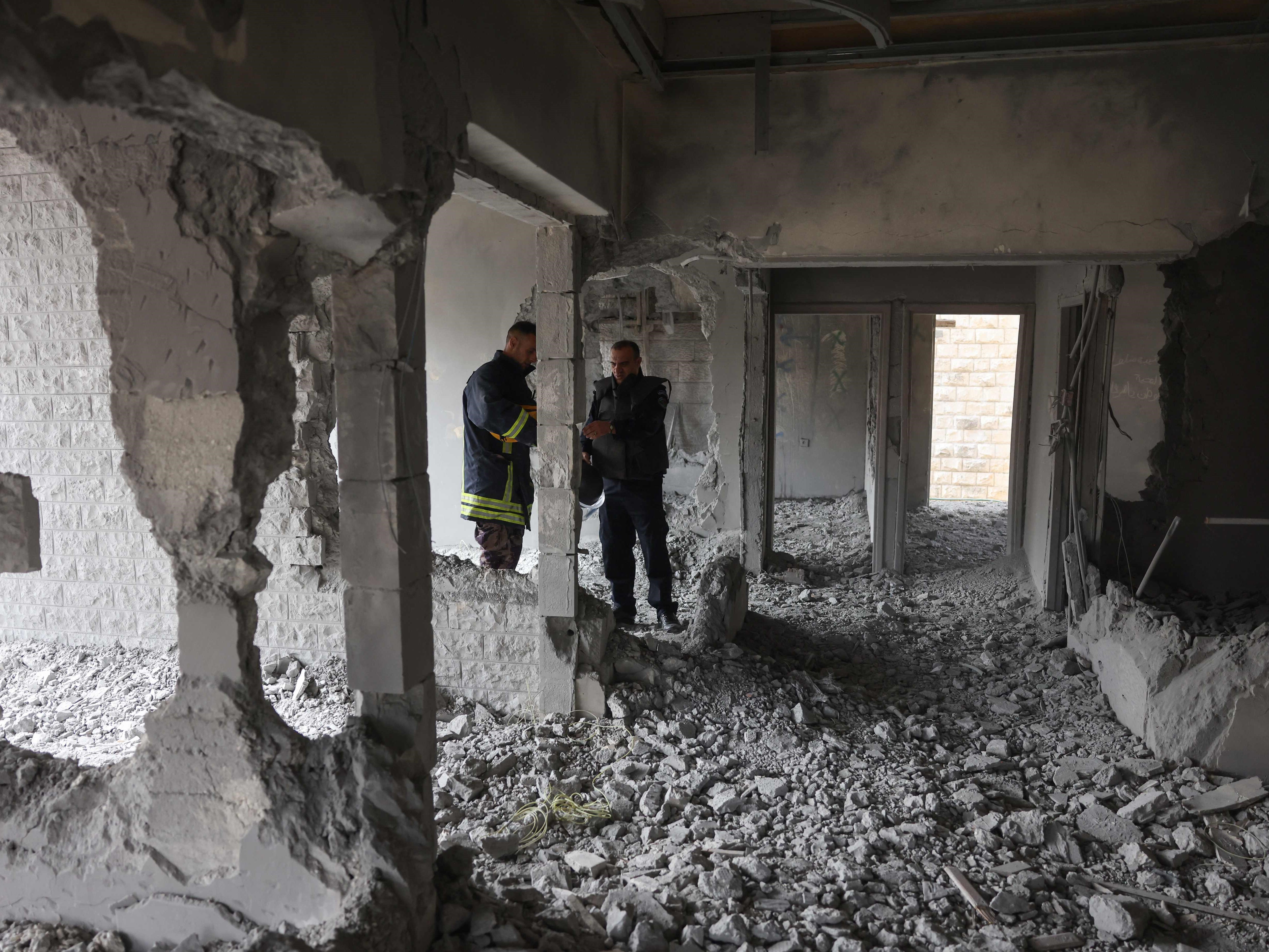 Polisi Palestina dan pertahanan sipil memeriksa kerusakan rumah Aslam Faroukh, seorang warga Palestina yang dituduh melakukan pengeboman.