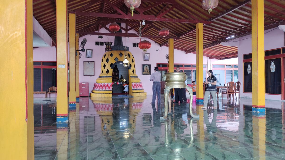 Umat Buddha sedang bersembahyang di Wihara Metta Bodhi Welahan di Jepara, Jawa Tengah.