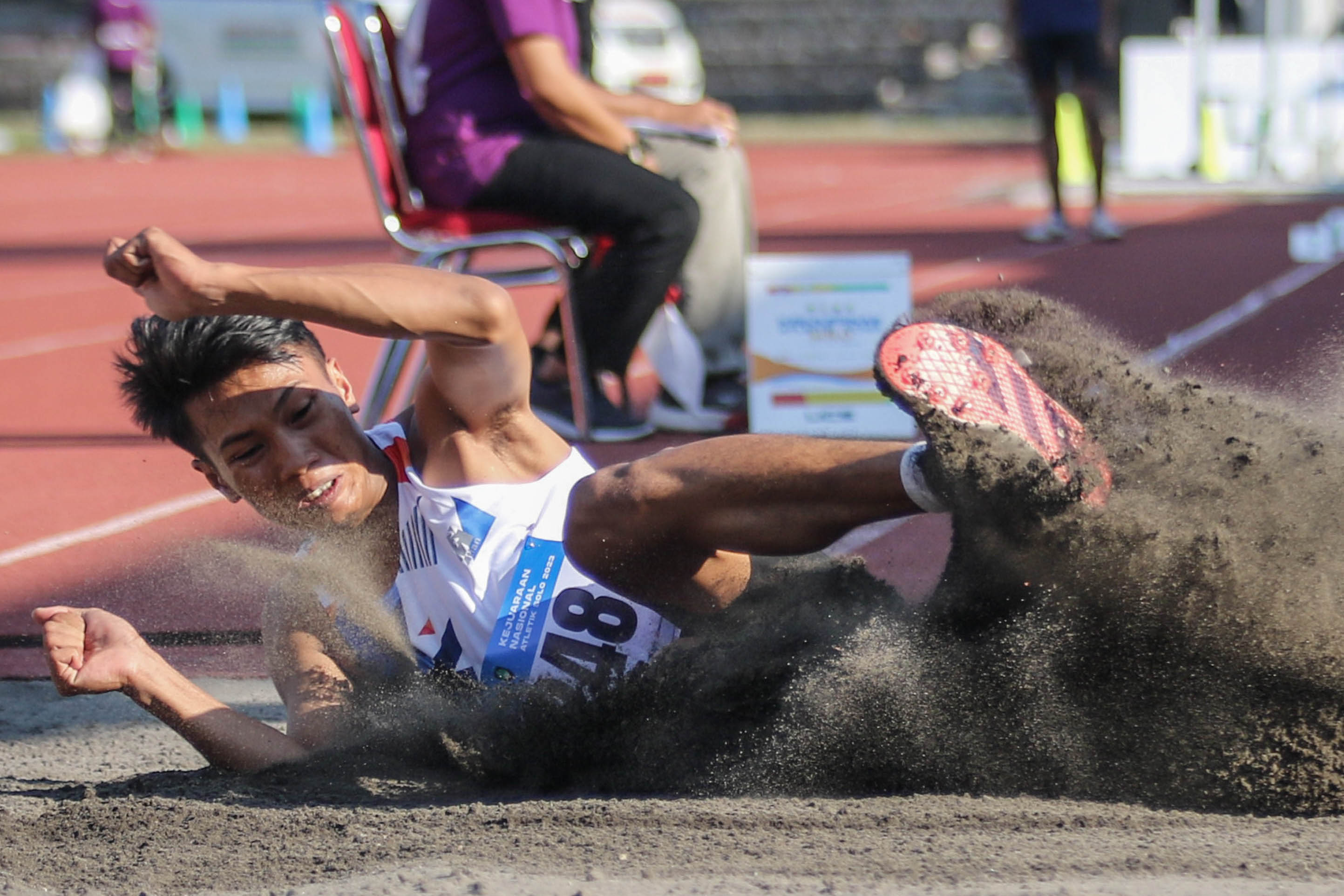 Atlet DI Yogyakarta Ravaelle Khaechar melakukan lompatan pada nomor final lompat jangkit putra U18 Kejurnas Atletik 2023, Rabu (21/6).