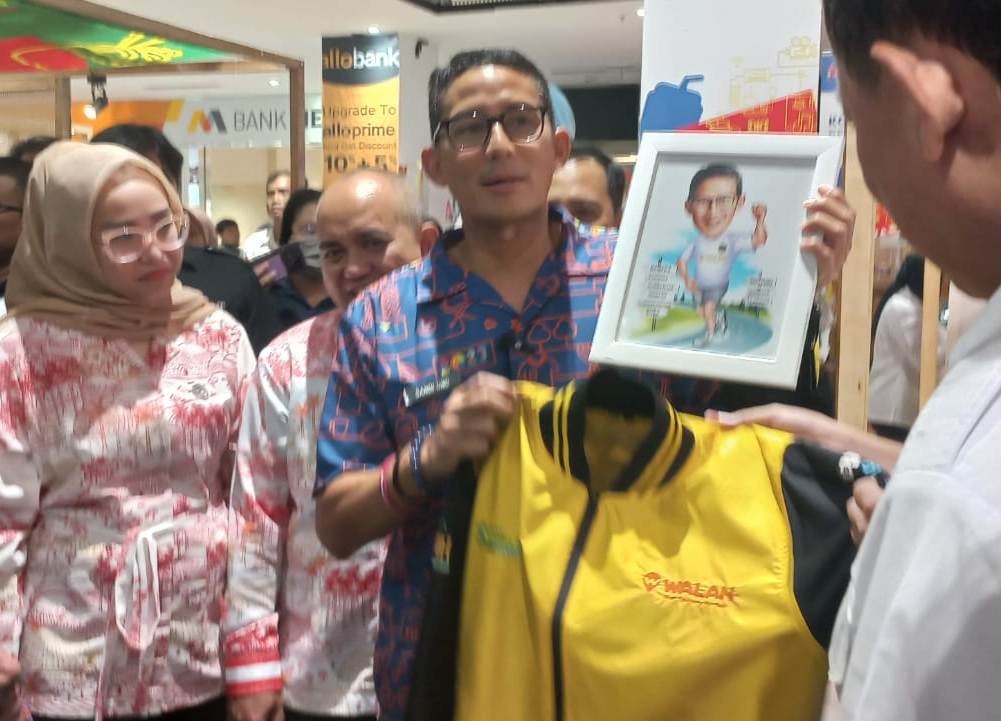 Menparekraf Sandiaga Uno berdialog dengan pelaku ekonomi kreatif pada AKI 2023 yang digelar di Bangka.  