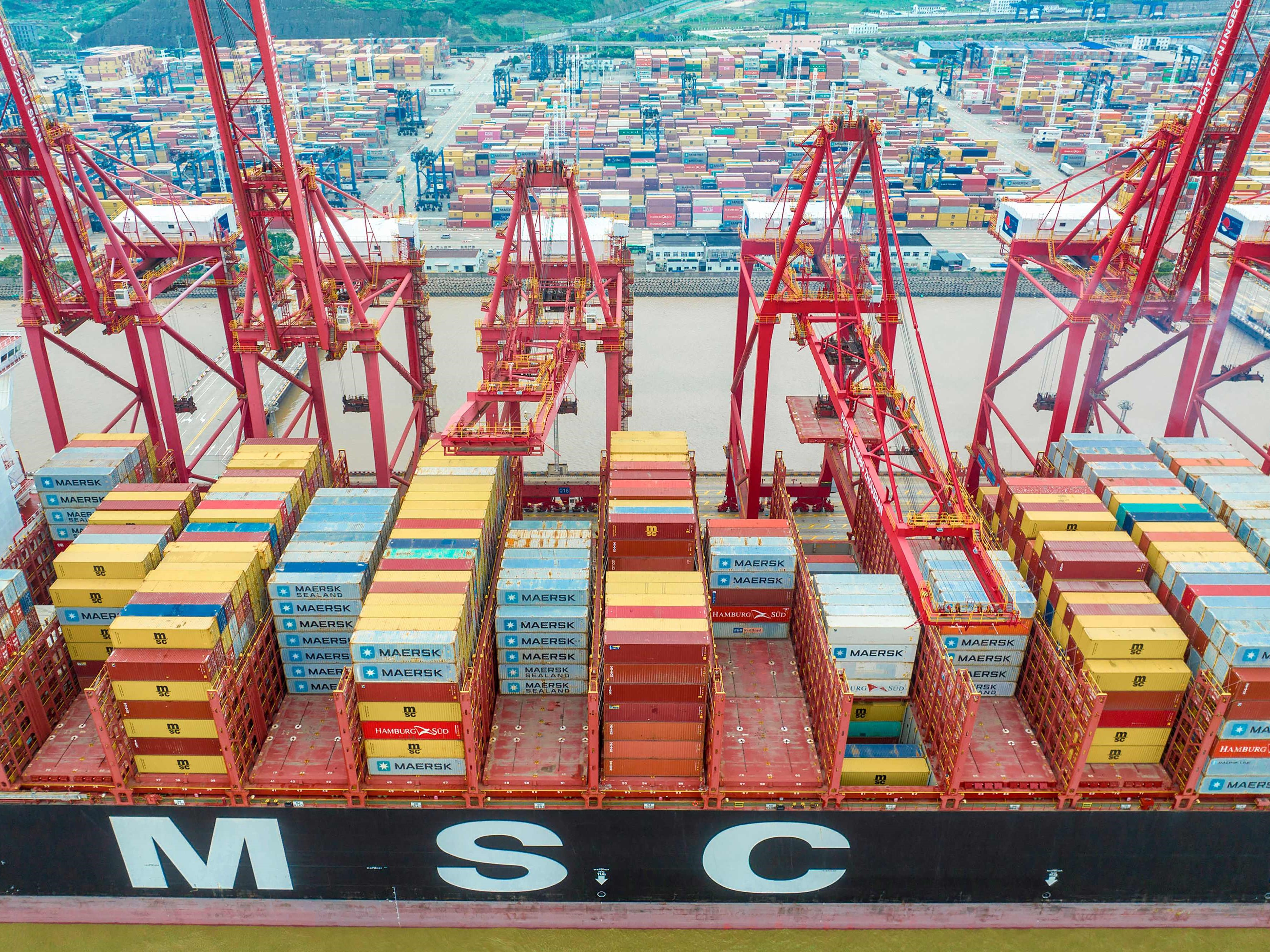 Kapal kargo bermuatan peti kemas berlabuh di pelabuhan Zhoushan di Ningbo, Zhejiang timur, Tiongkok, Selasa (6/6).