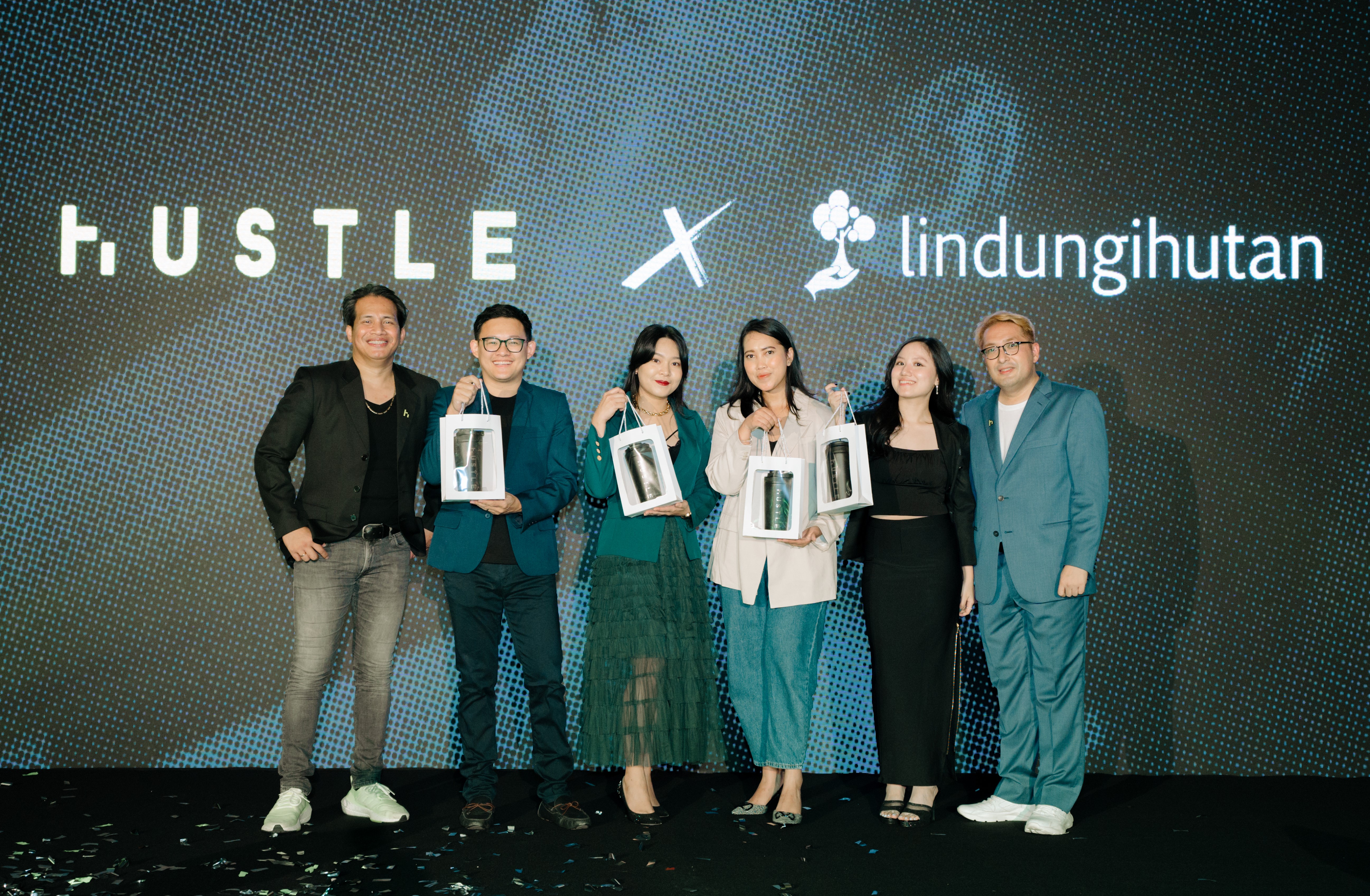 Hustle berkampanye lindungi hutan. 