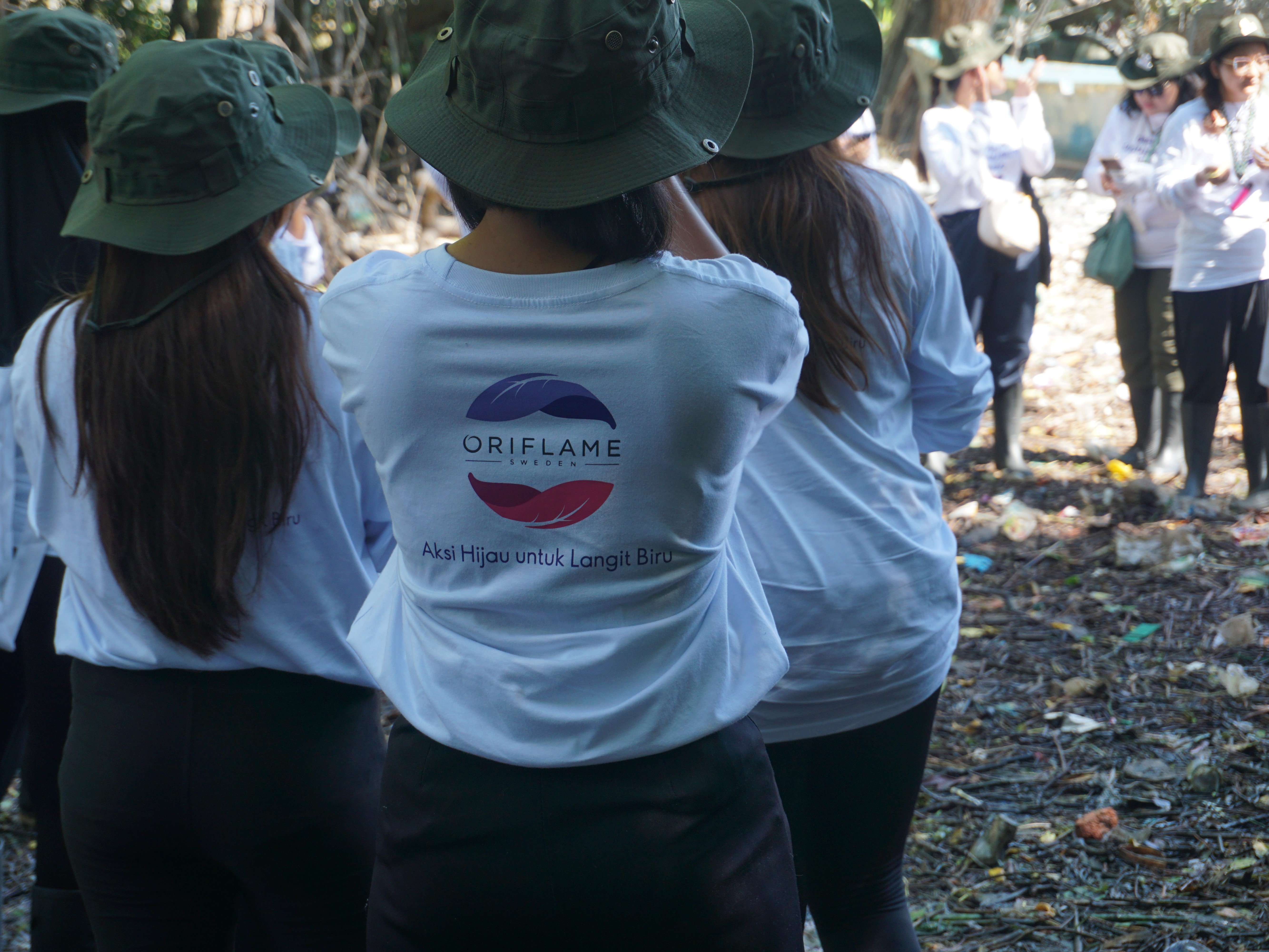 Oriflame mengajak setiap individu untuk terlibat dengan komunitas lokal mereka dan berpartisipasi dalam inisiatif lingkungan.