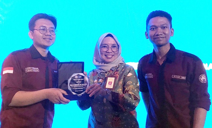 Ketua Ismapeti Fauzan Farinduan (kiri) pada HSN di Penas Petani Nelayan XVI Padang, Sumbar.