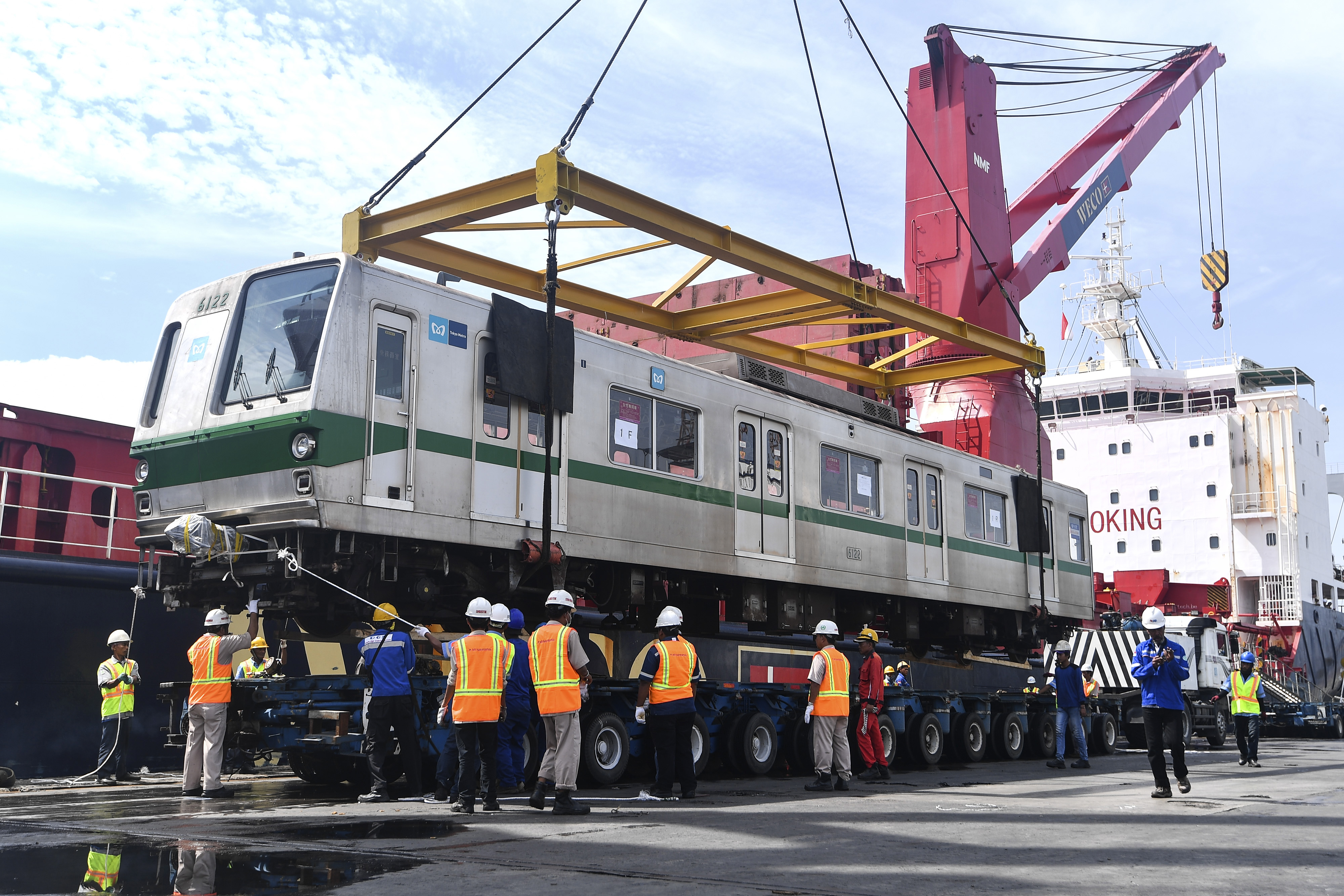 PT Kereta Commuter Indonesia (KCI) membeli 10 gerbong KRL seri 6000 seharga sekitar Rp10 miliar dari perusahaan Jepang, Tokyo Metro 