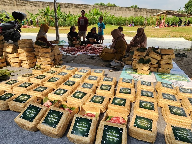 Penggunaan besek untuk meminimalisasi plastik untuk mencapai pembangunan yang berkelanjutan.