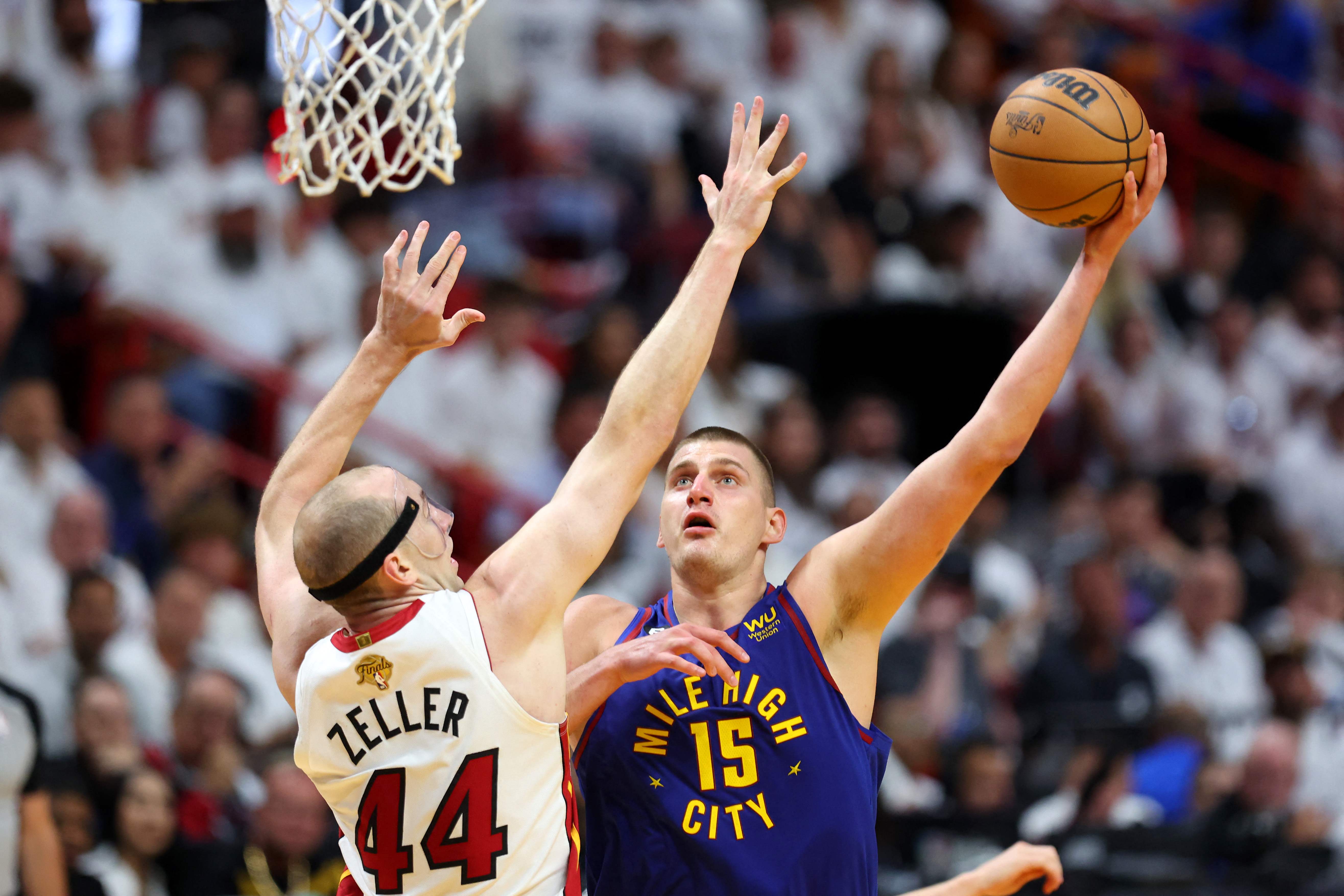 Bintang Denver Nuggets Nikola Jokic melepaskan tembakan dalam laga final NBA melawan Miami Heat.