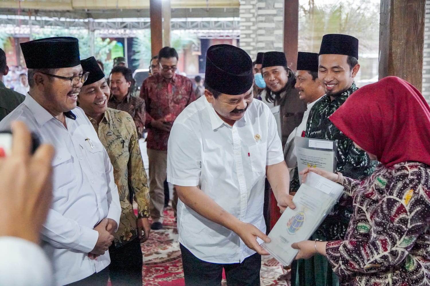 Menteri ATR/BPN membagikan sertifikat tanah di Bangkalan, Madura