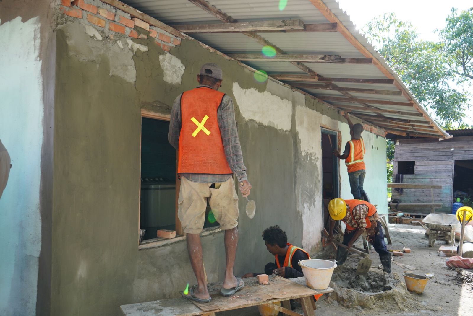 Polda Riau melakukan bakti sosial Hari Bhayangkari ke-77, salah satunya bedah rumah