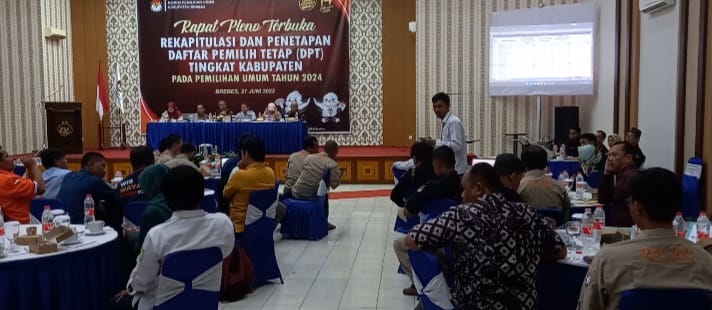 Suasana penetapan Daftar Pemilih Tetap (DPT) Pemilu 2024 KPU Kabupaten Brebes.