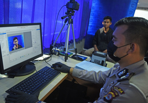 Petugas melayani pembuatan Surat Izin Mengemudi (SIM).