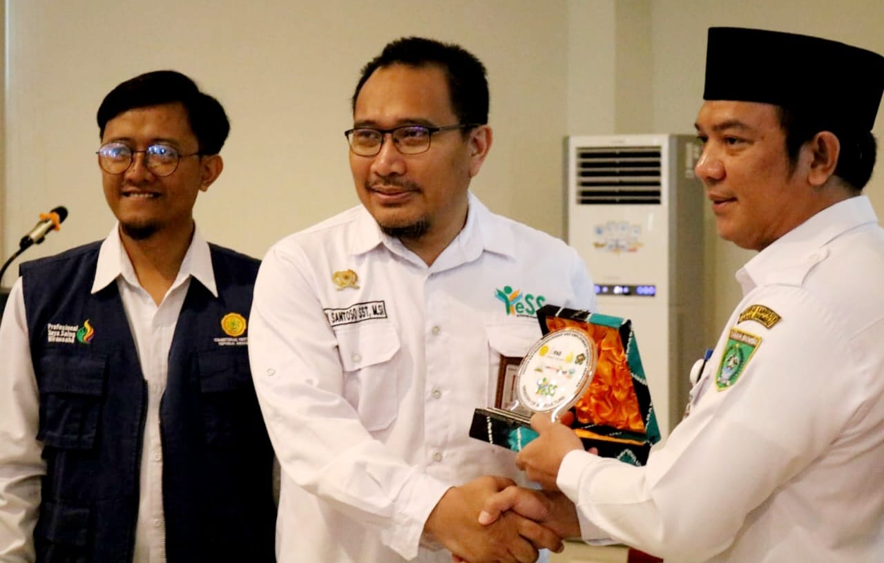 Kepala SMKPPN Banjarbaru, Budi Santoso (tengah).