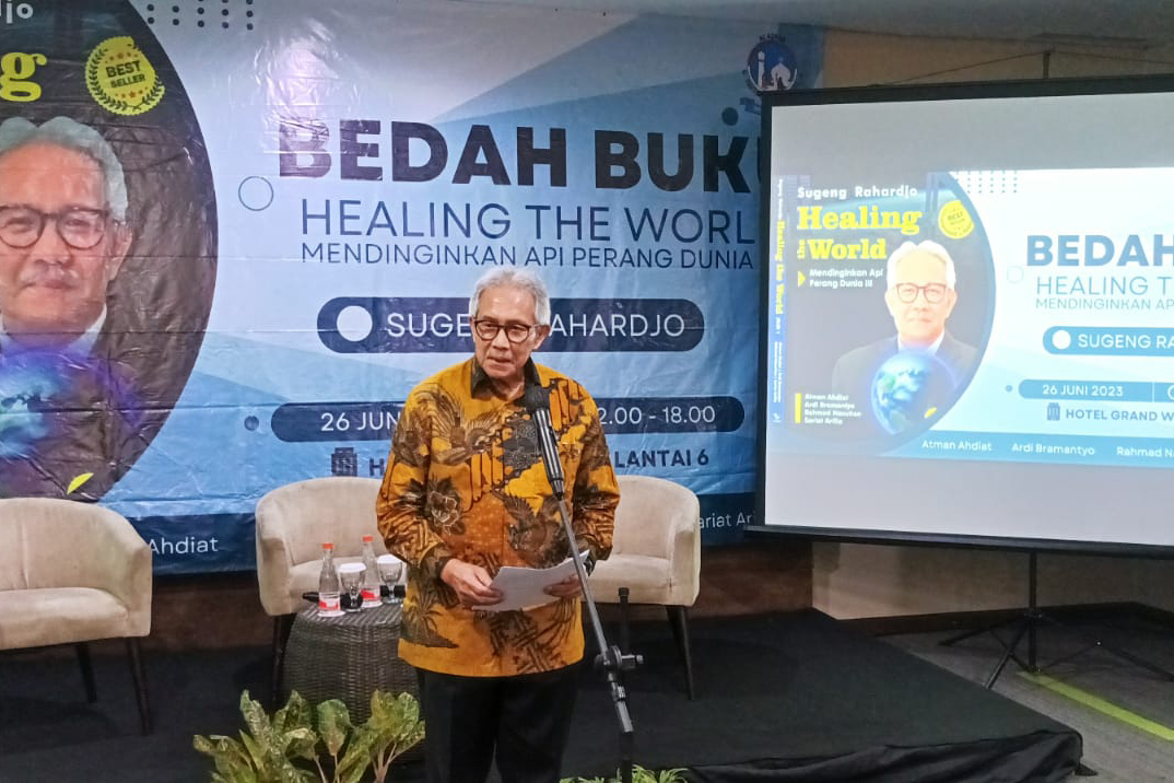 Bedah buku Healing the World yang ditulis oleh Sugeng Rahardjo.