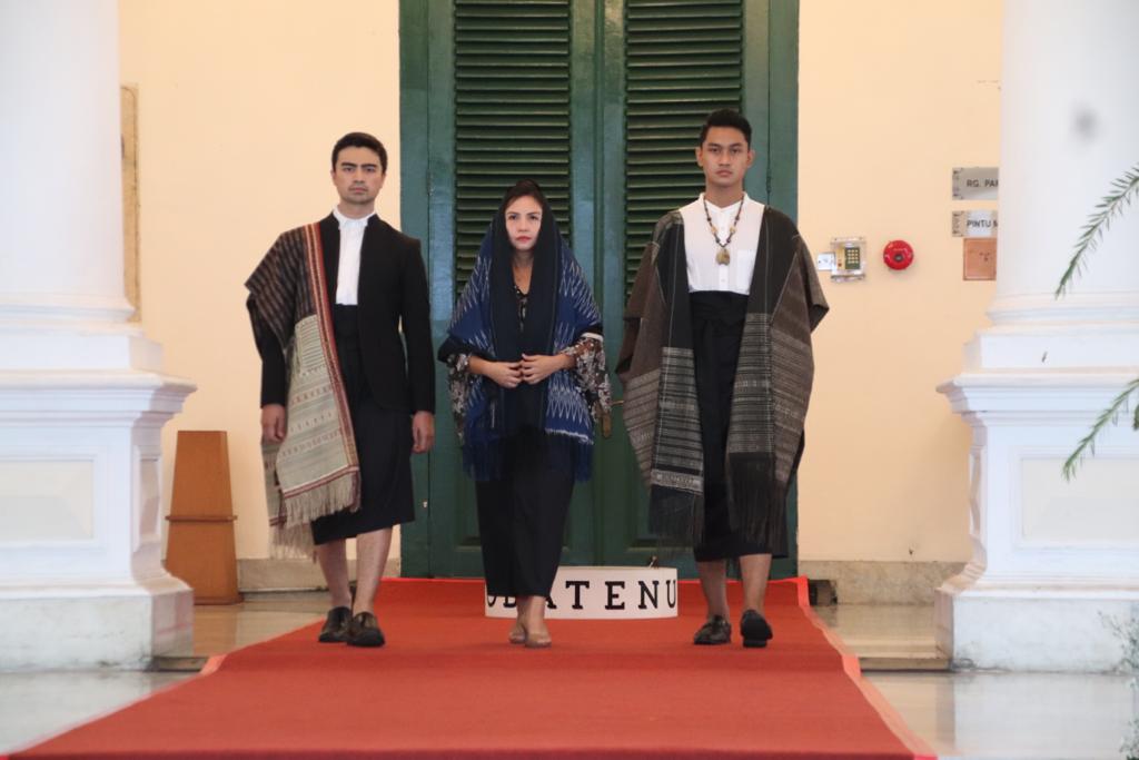 Peragaan tekstil di Pameran Wastra yang digelar oleh Dinas Kebudayaan DKI Jakarta di Museum Tekstil, Jakarta.