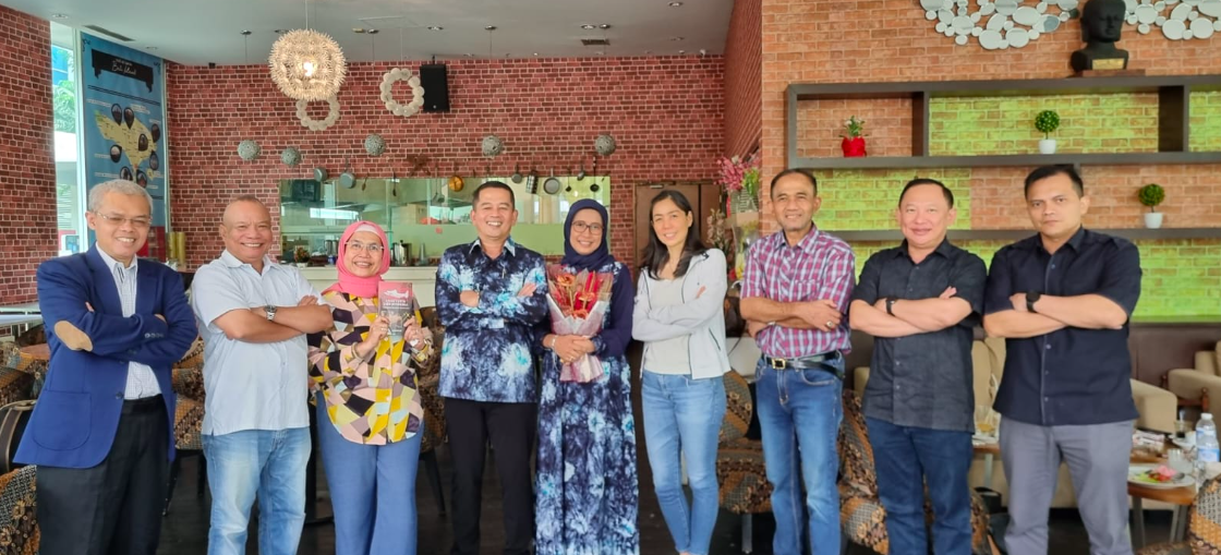 Setelah peluncuran bukunya, Brigjen TNI Nugraha Gumilar (batik biru) berfoto bersama dengan rekan seangkatan Lemhannas RI - PPSA.XXI