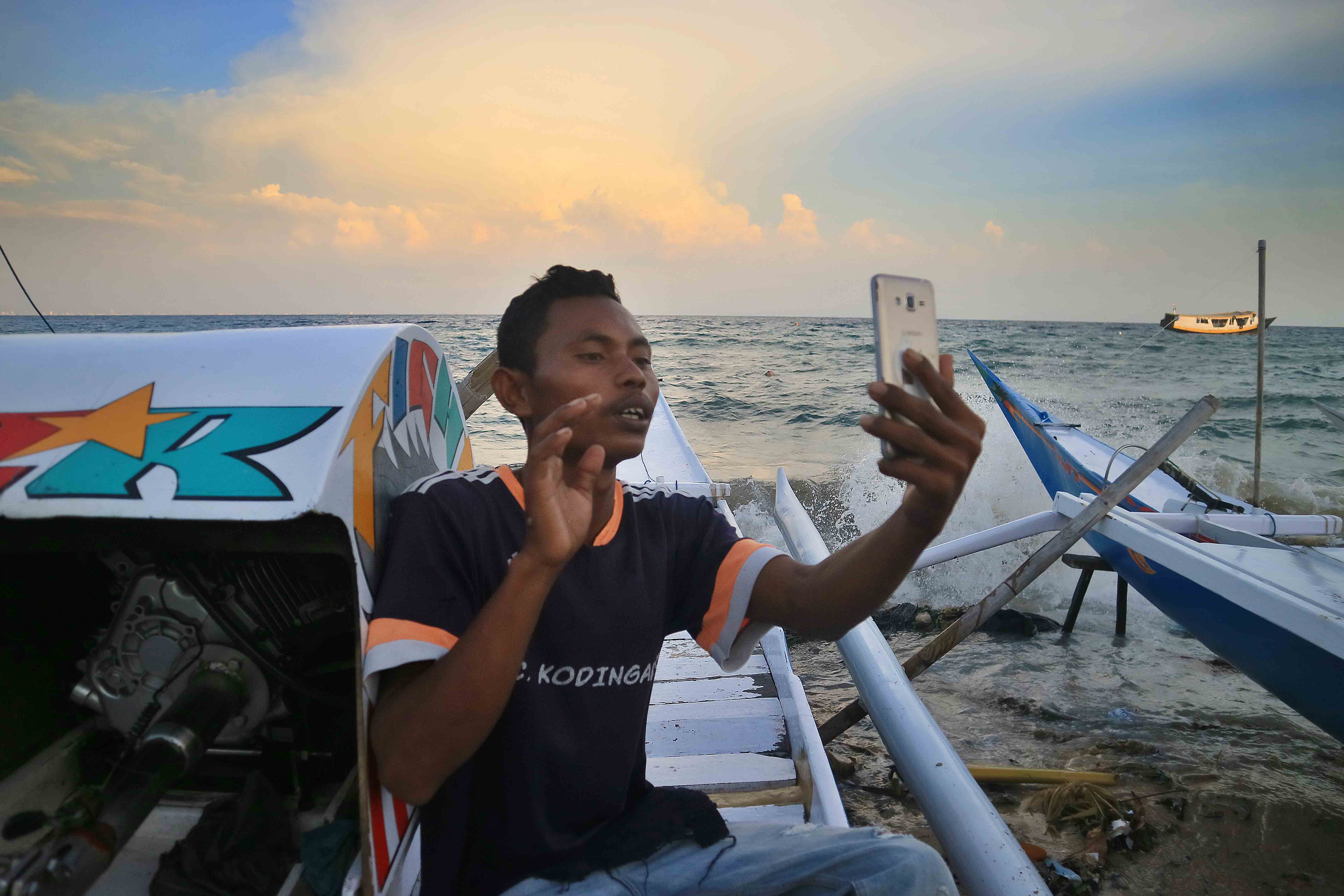 Mayoritas Warga Makassar Akses Internet untuk Whatsapp dan Facebook