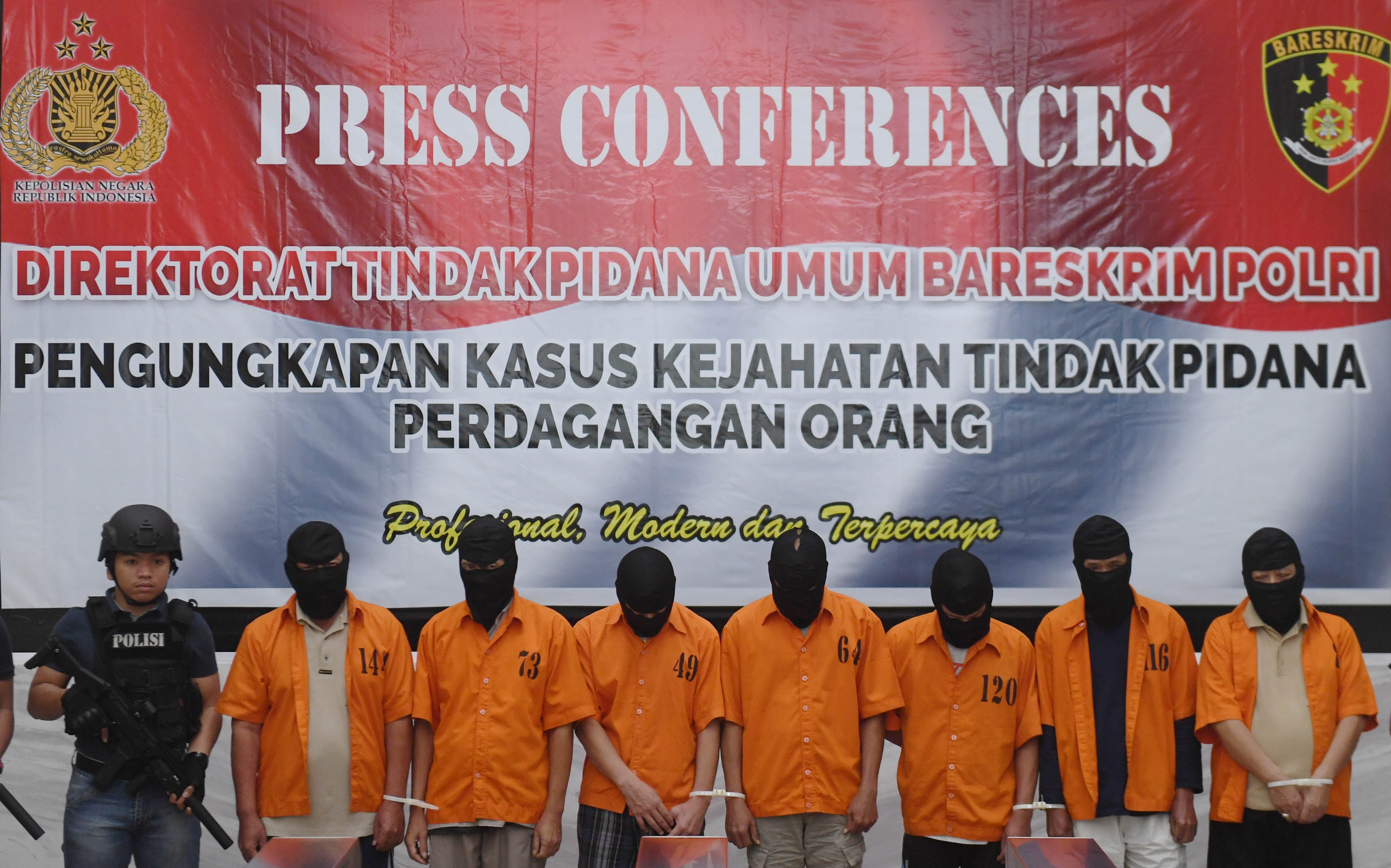 Sejumlah tersangka dihadirkan saat rilis pengungkapan kasus perdagangan orang di Bareskrim Polri, Jakarta, Rabu (9/10/2019). 