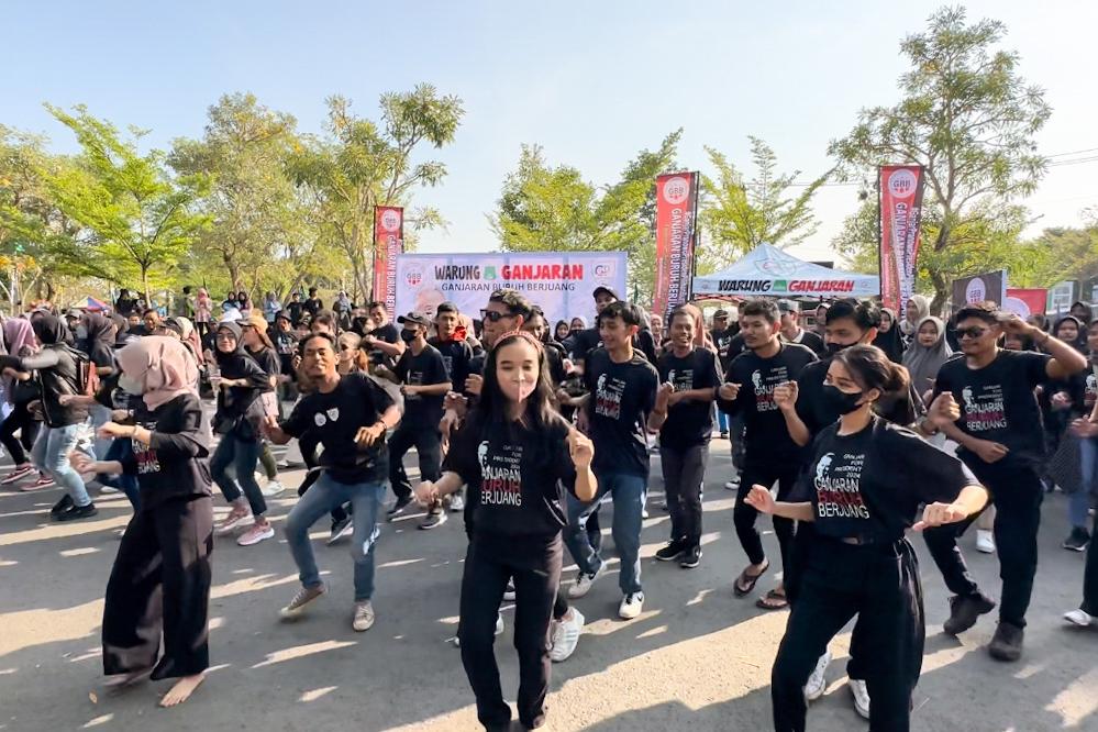 Relawan GBB mengadakan tarian massal buruh di Alun-alun Hanggawana, Slawi, Kabupaten Tegal, Jateng.