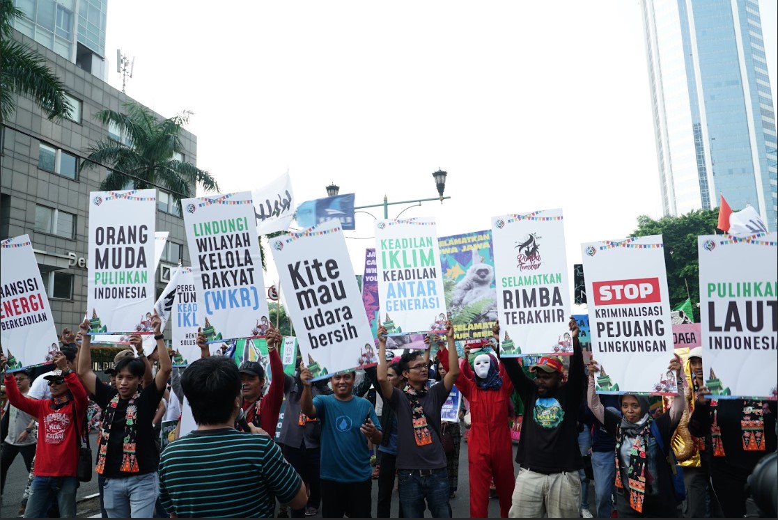 Karnaval dalam rangka menyambut Hari Lingkungan Hidup Sedunia yang diadakan Walhi dari lokasi Bundaran HI dan berakhir di gedung YLBHI. 