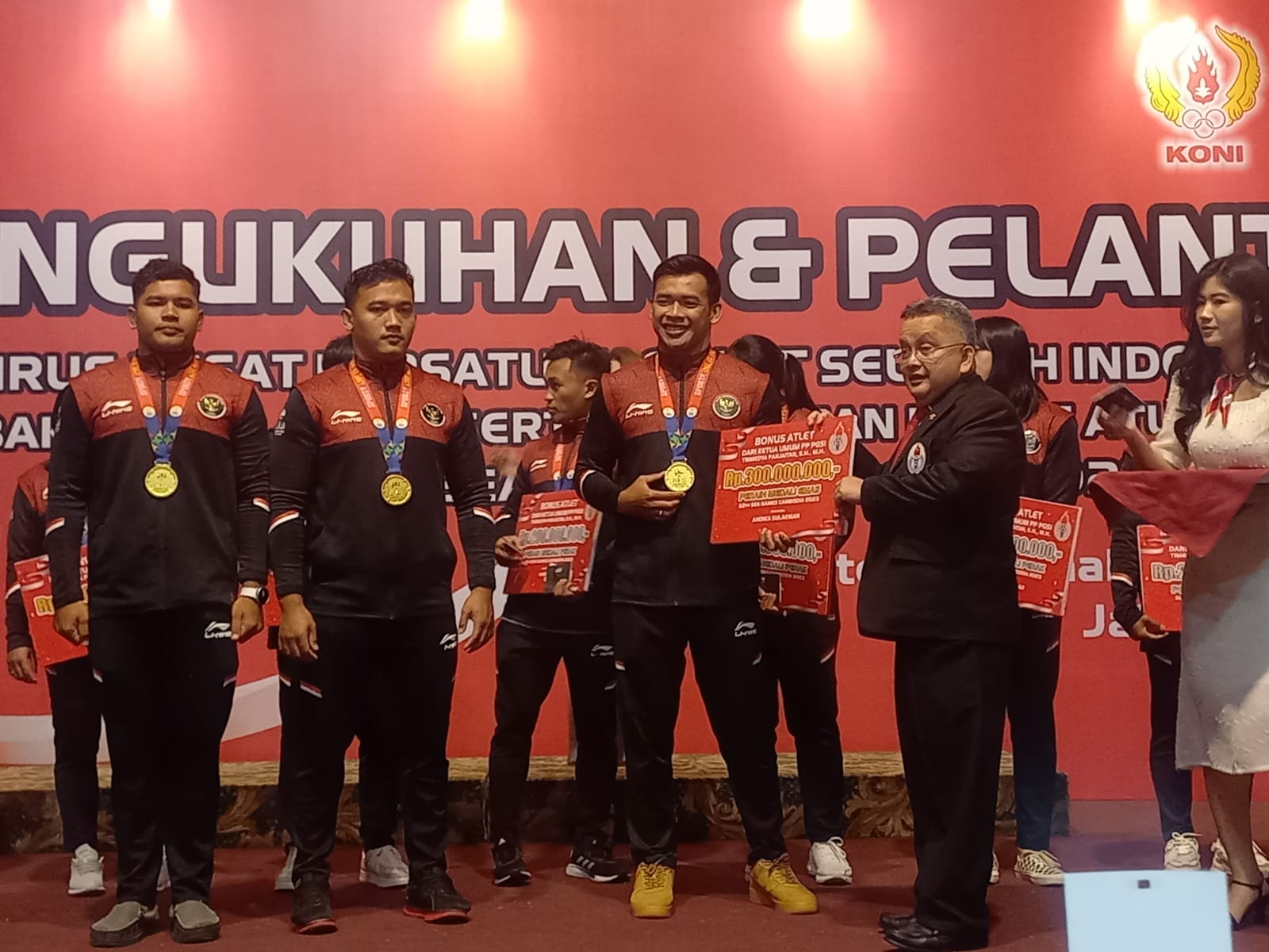 Ketua Umum PP PGSI Trimedya Panjaitan secara simbolis memberi kucuran bonus kepada atlet gulat peraih medali SEA Games Kamboja di Jakarta.
