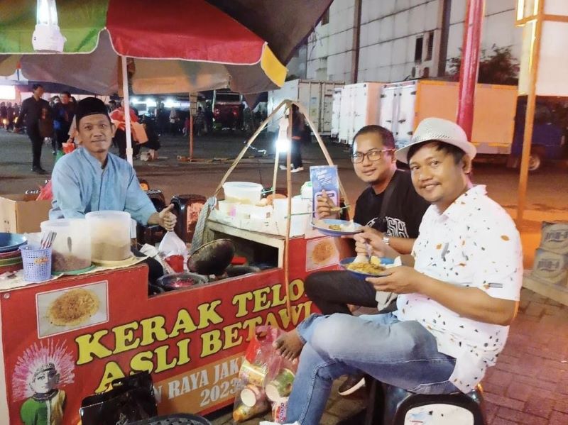 Ishak Yahya menjaga lapak dagangannya di Jakarta Fair Kemayoran.