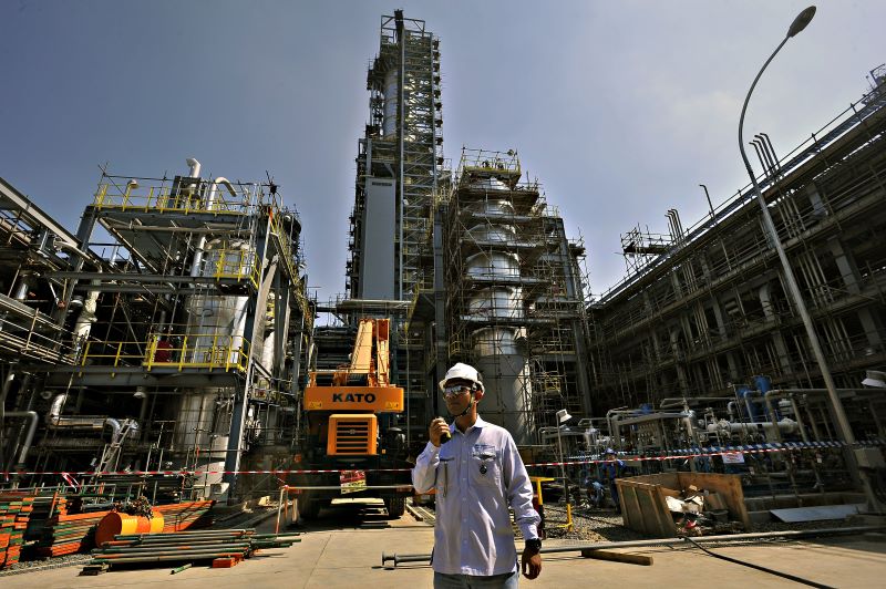 Pekerja melakukan monitoring pembangunan pabrik Polyethylene (PE) baru di kompleks petrokimia terpadu PT Chandra Asri Petrochemical.