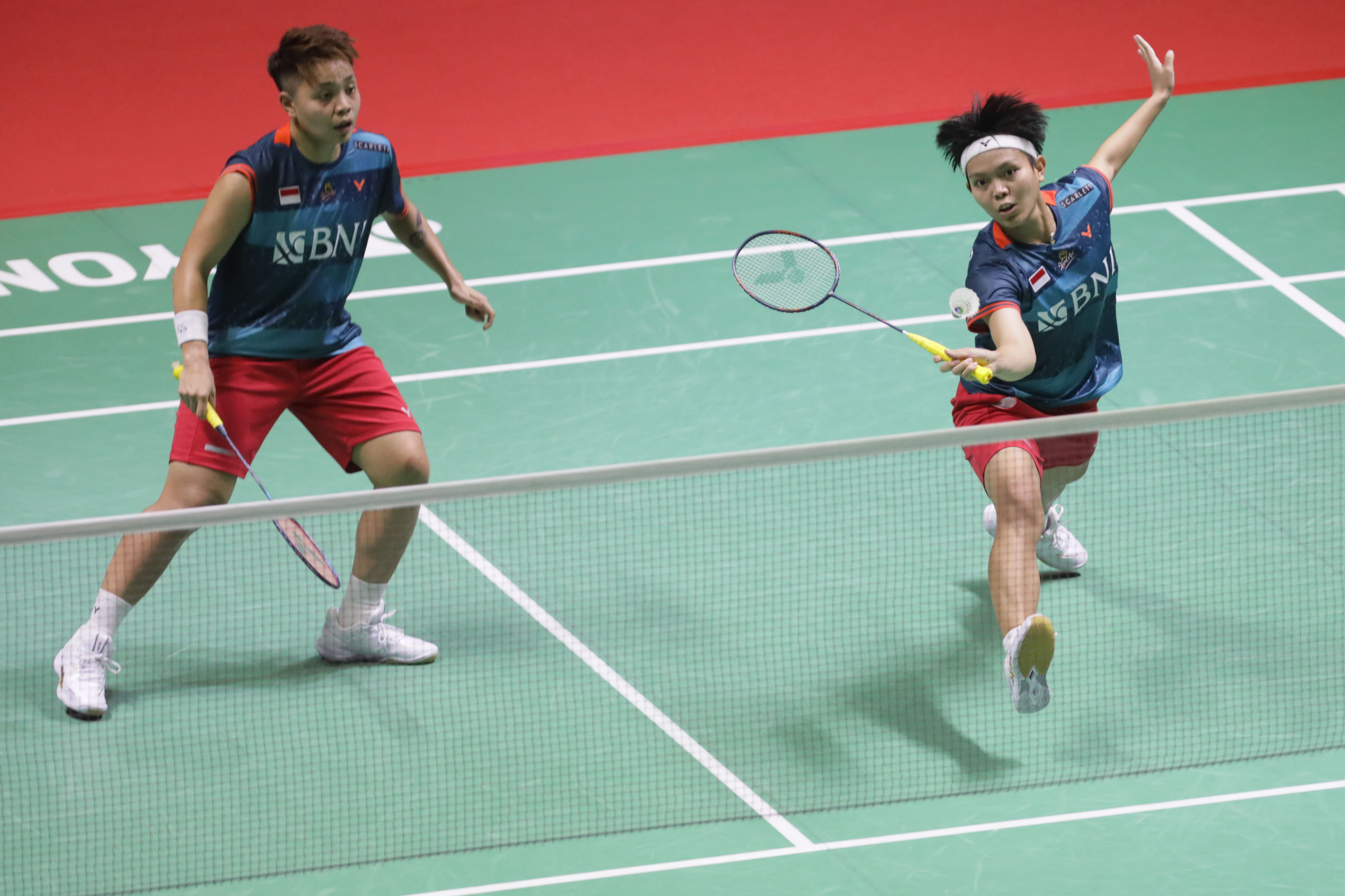 Pebulu tangkis ganda putri Indonesia Apriyani Rahayu/Siti Fadia Silva Ramadhanti pada babak 32 besar Indonesia Terbuka 2023