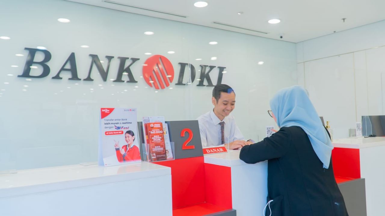 Pegawai Bank DKI melayani nasabah. Peringkat Bank DKI naik menjadi idAA