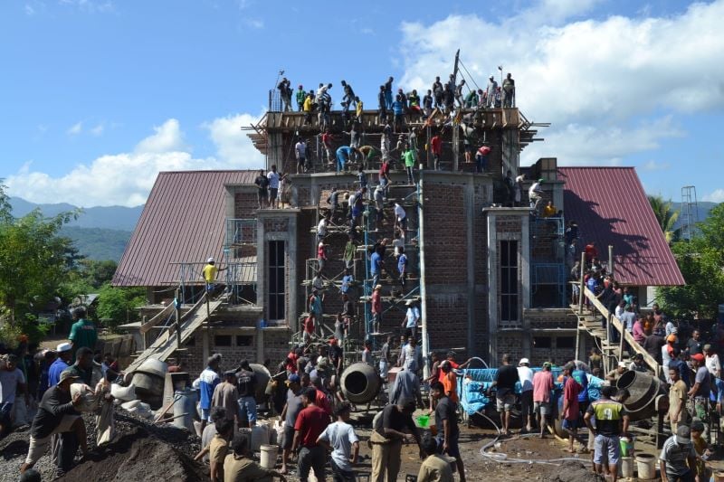 Ratusan umat muslim membantu membangun gereja di Larantuka, NTT.