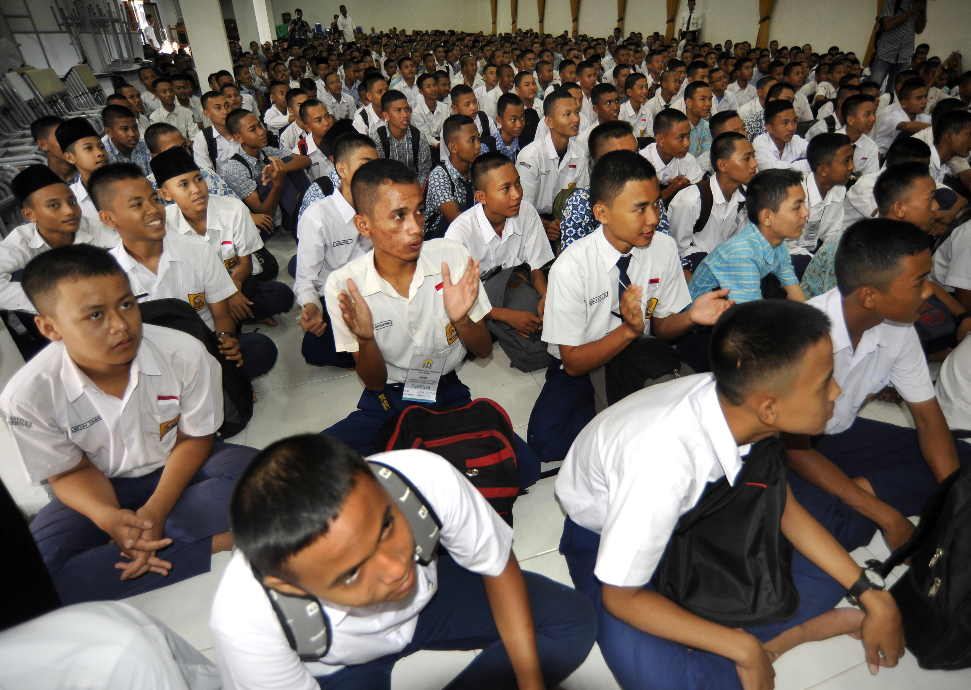 Ilustrasi--Ratusan siswa SMK Negeri 2 Serang bernyanyi saat mengikuti MOS (Masa Orientasi Siswa) di sekolah tersebut.
