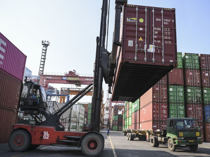 Neraca Dagang Diprediksi Surplus Tipis di 2023