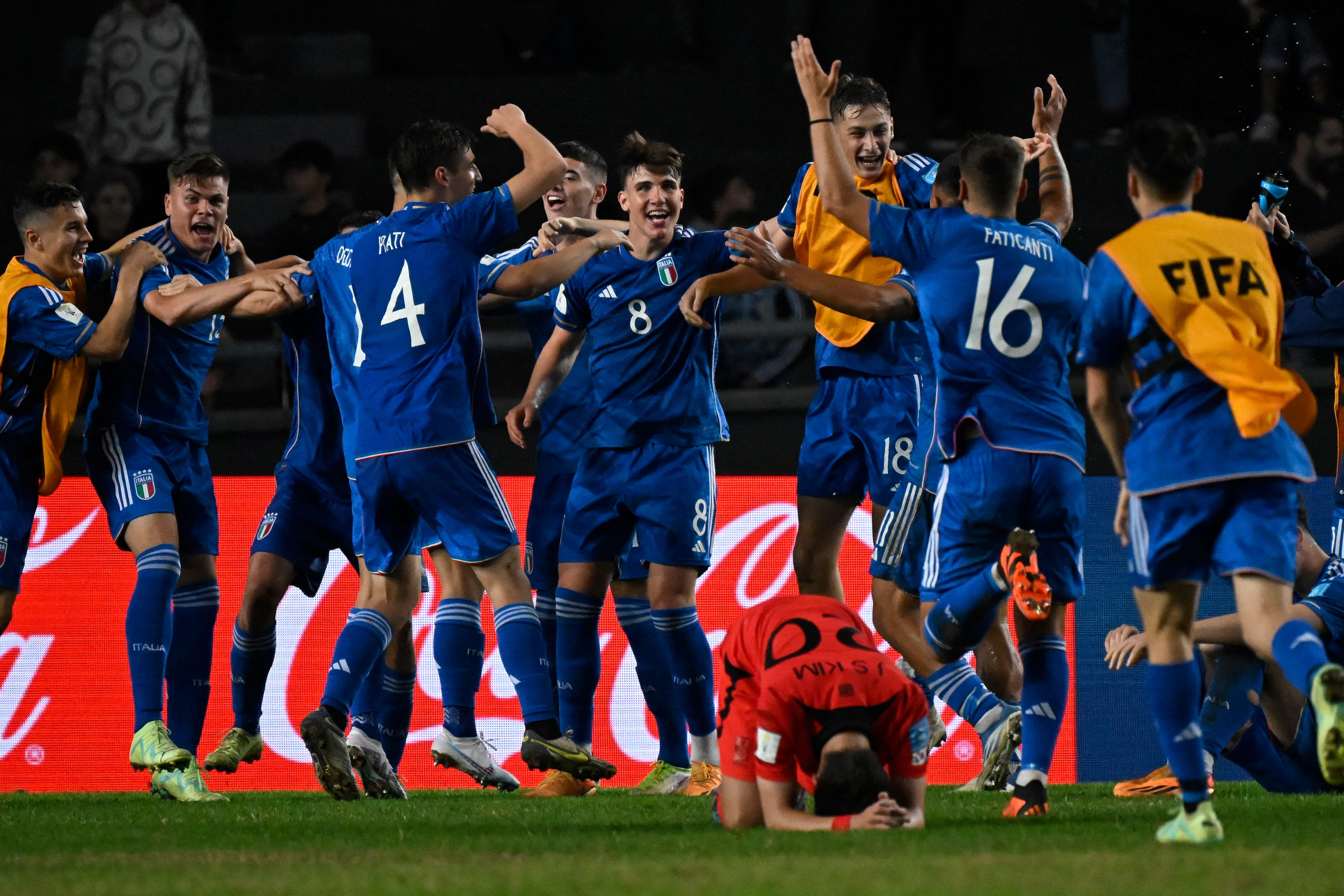 Para pemain Italia melakukan selebrasi usai mengalahkan Korsel di laga semifinal Piala Dunia U-20