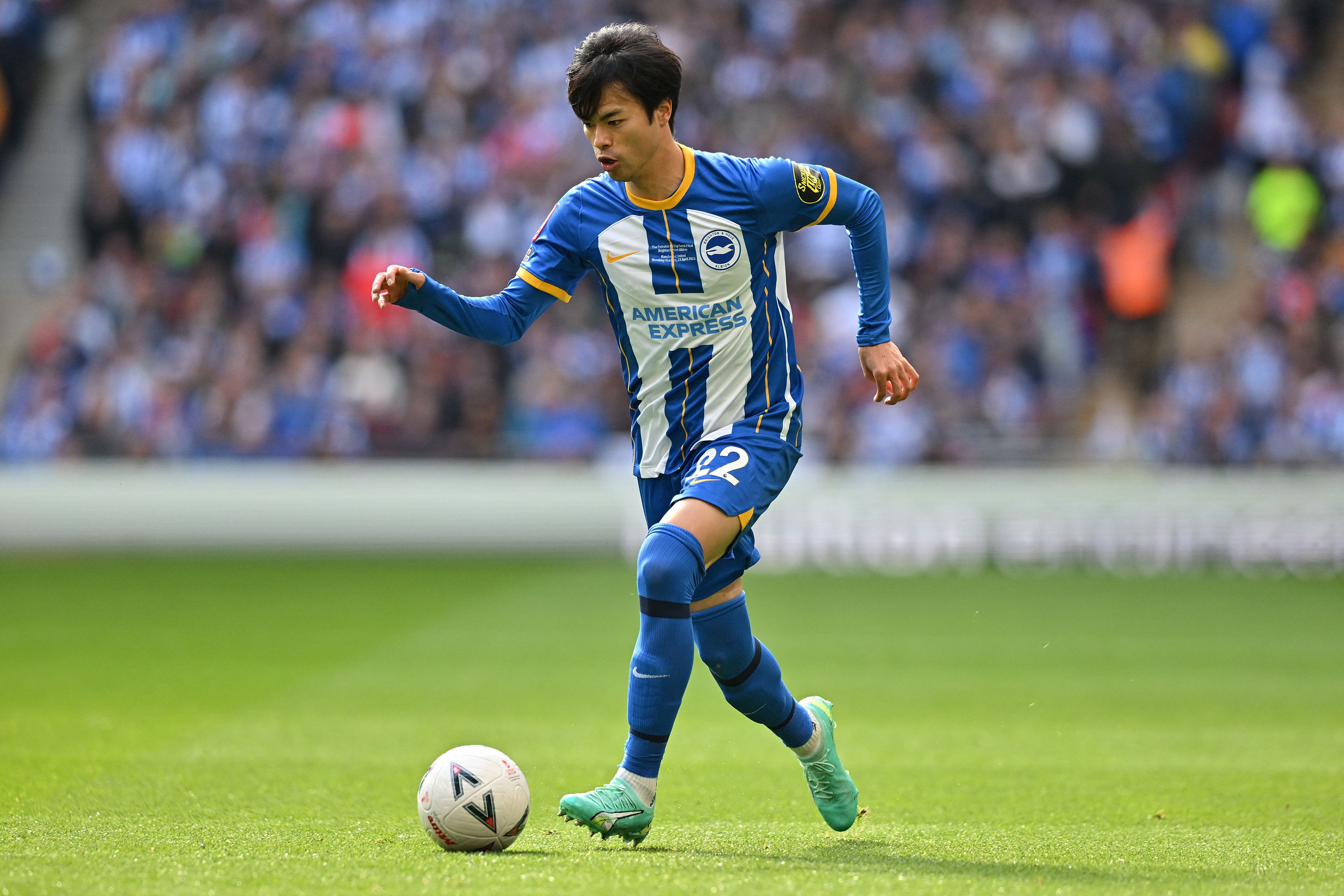 Kaoru Mitoma saat laga Brighton melawan MU di babak semifinal Piala FA, April 2023.