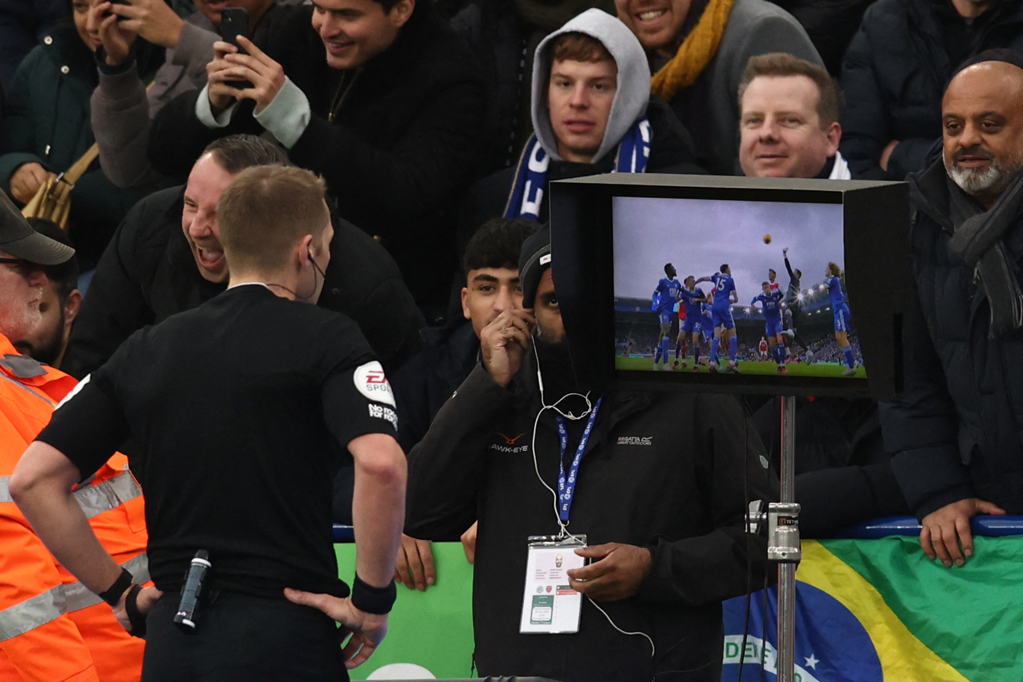 Teknologi Vidoe Assistant Refree (VAR) sangat membantu kerja wasit untuk menjadi sosok objektif dalam mengawasi pertandingan sepak bola.