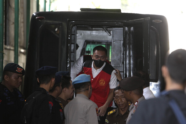 Terdakwa Mario Dandy Ozora dikawal ketat petugas setibanya di Gedung Pengadilan Jakarta Selatan.