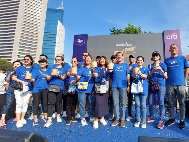 Citi Volunteers mengumpulkan 1.464 botol plastik dengan berat total 23,24 kg dan 1.814 pakaian bekas yang akan didaur ulang.