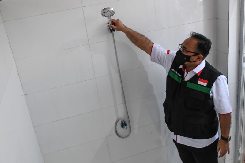 Menteri Agama Yaqut Cholil Qoumas mengecek kamar mandi jemaah haji Indonesia.