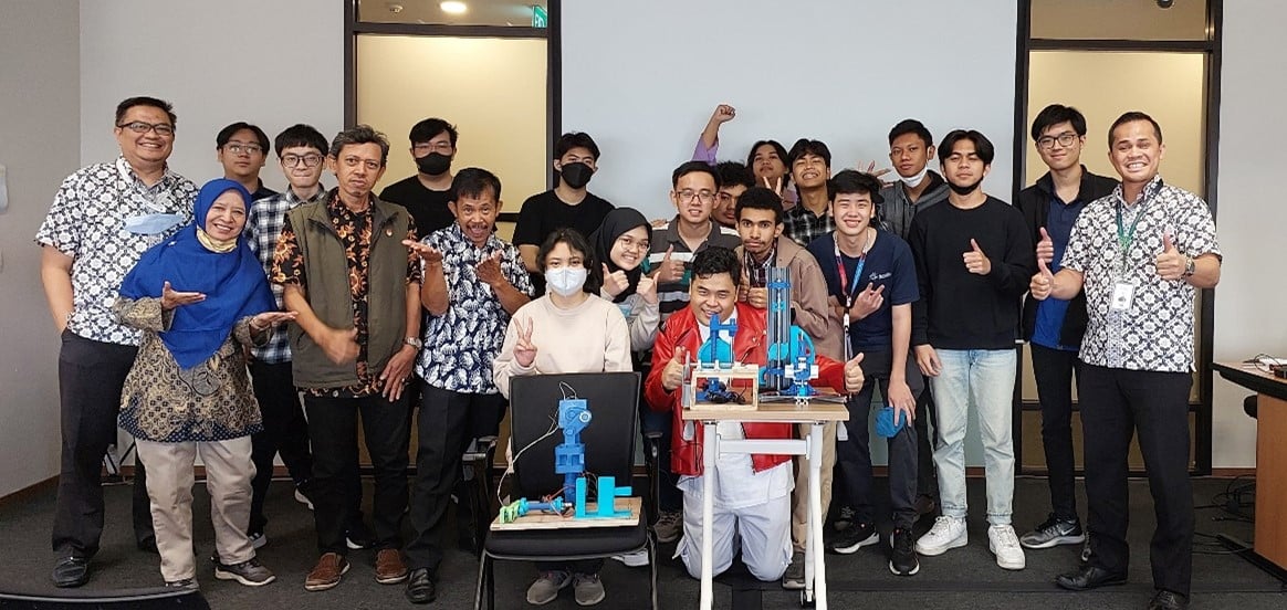 Mahasiswa Jurusan Teknik Mesin. Sampoerna University, dan para dosen mereka menunjukkan mesin eco-pounding.