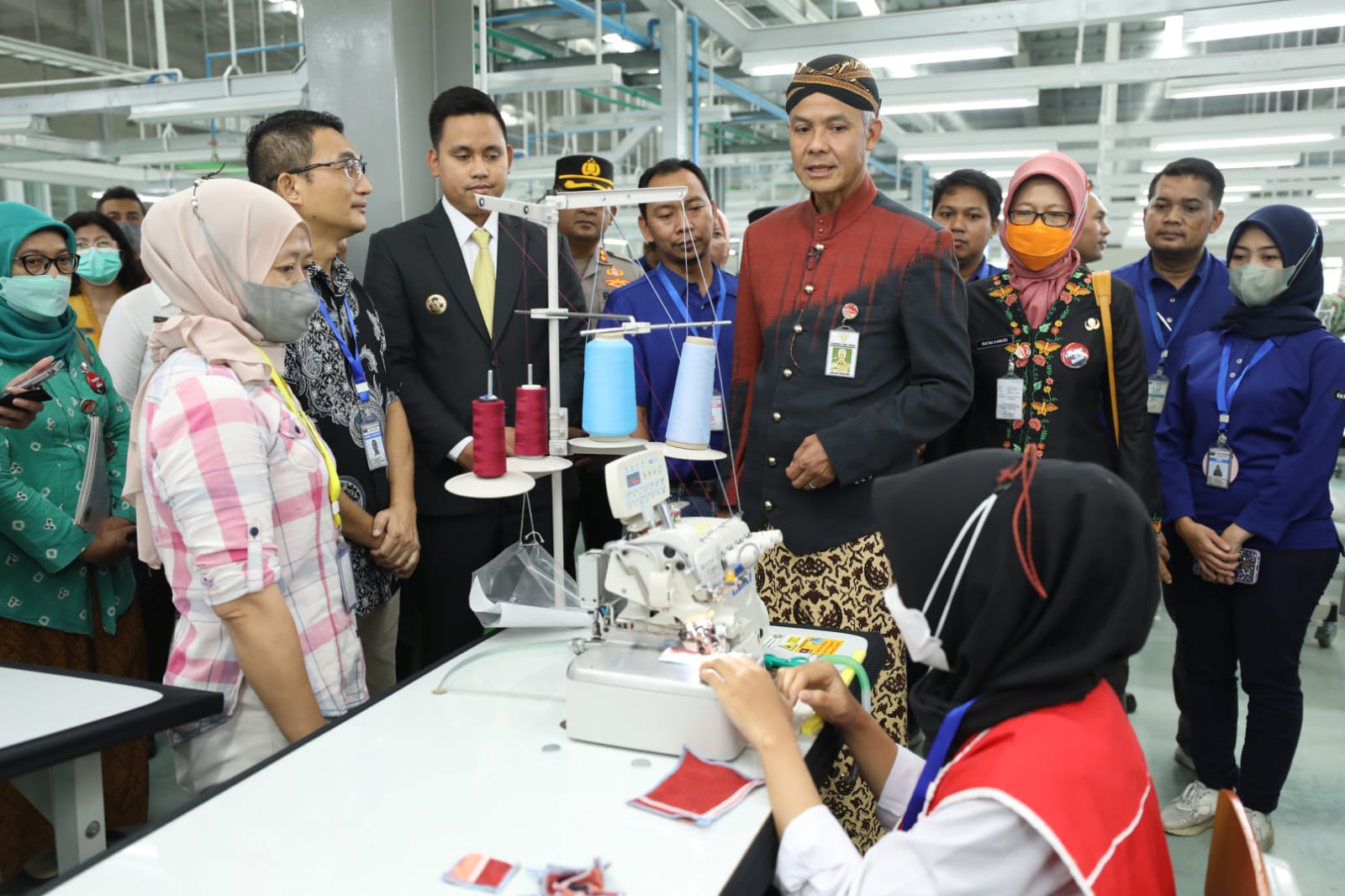 Gubernur Jateng Ganjar Pranowo berdialog dengan pekerja di sebuah pabrik.
