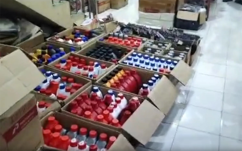 Polres Kepahiang, Bengkulu, berhasil menyita ribuan botol oli palsu dari berbagai merek. Pelaku diduga bagian dari sindikat di Pulau Jawa.