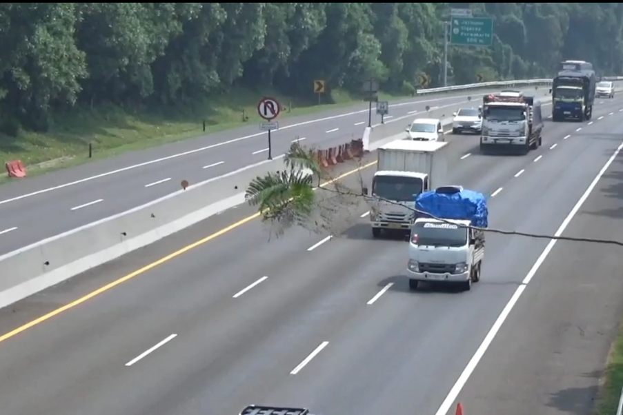 Kendaraan melintas di Jalan Tol Cipularang, Senin (5/6).