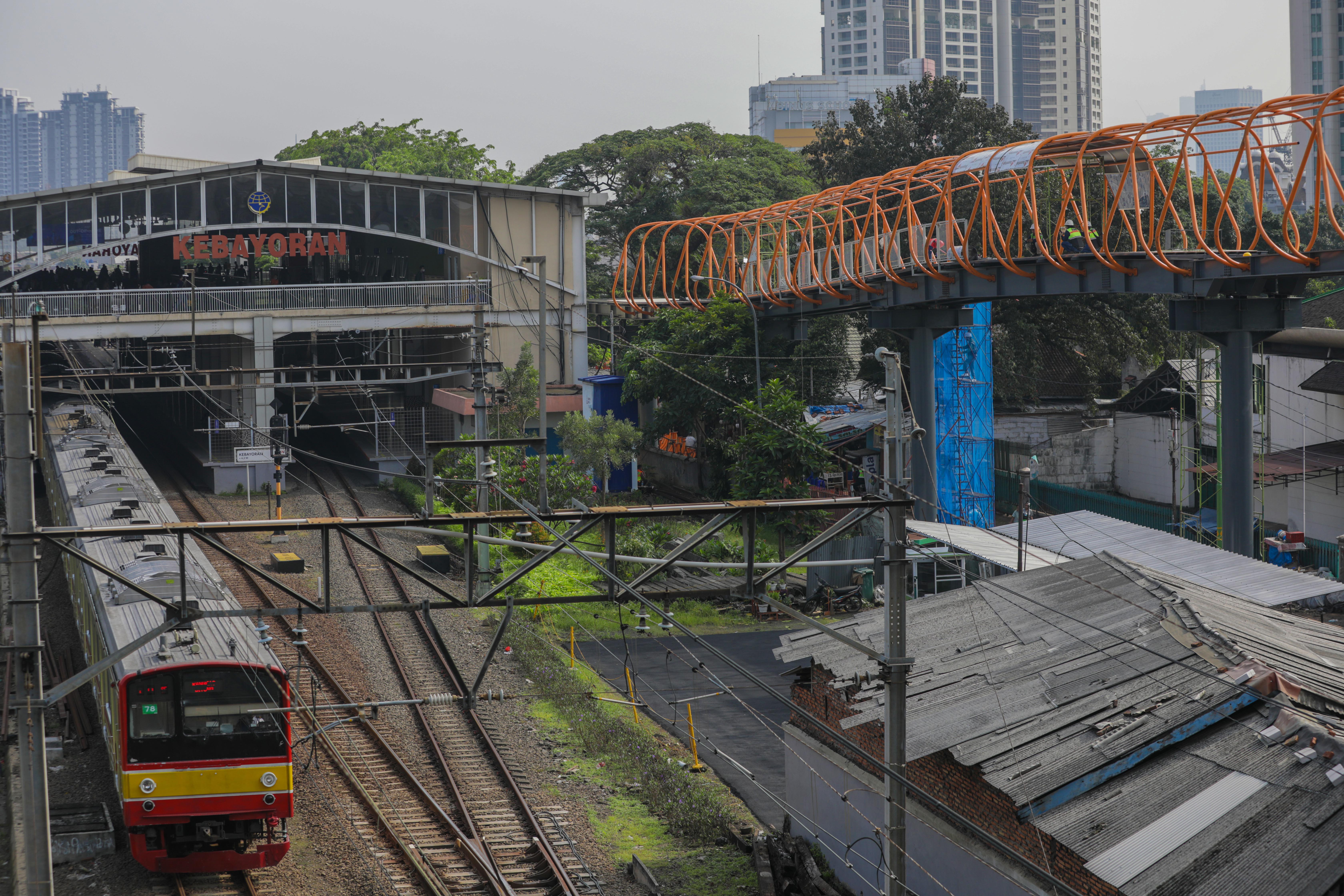 Rangkaian KRL melintasi area Kebayoran, Jakarta.