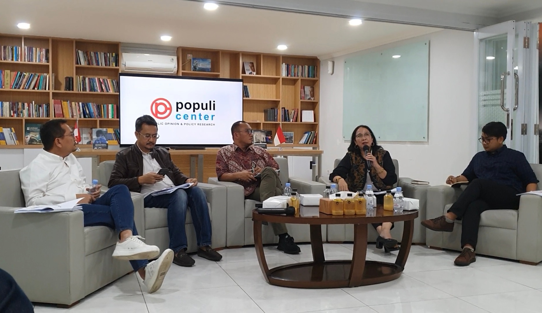 Survei: Ganjar dan Prabowo Bersaing Ketat