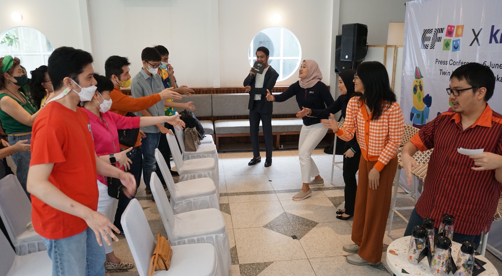  EF Kids & Teens berkolaborasi dengan Kreaby guna mewadahi beragam keunikan dan perspektif menjadi sebuah karya.