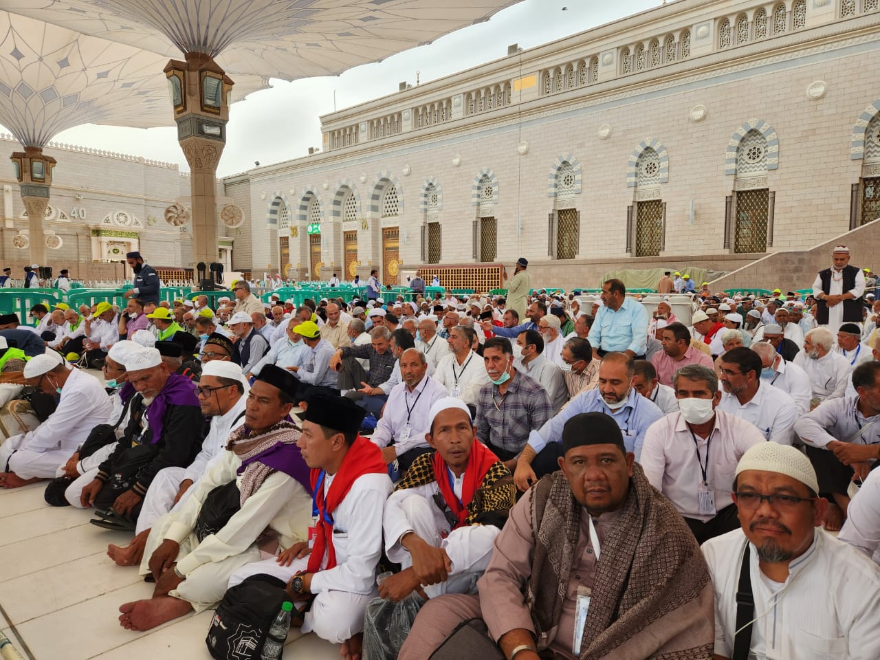 Jemaah calon haji kloter 12 Btj asal Aceh sedang menyelesaikan salat arbain di Masjid Nabawi, Madinah.
