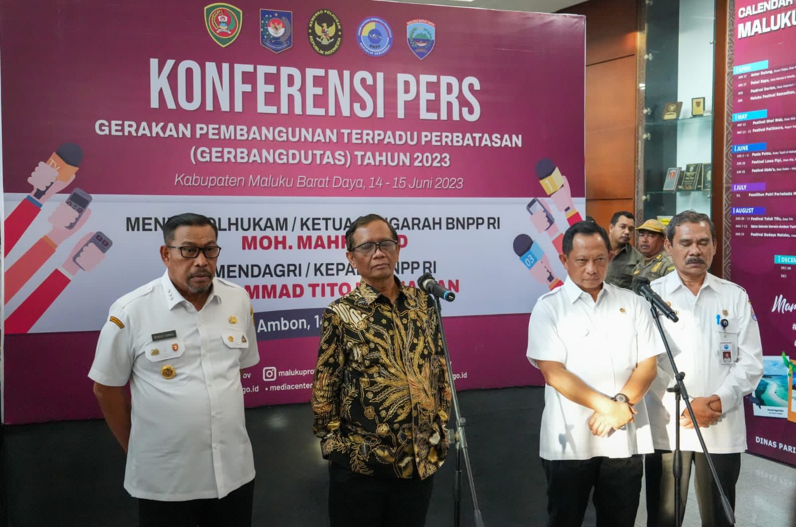 Mahfud MD yang menjabat sebagai Plt.Menkominfo saat konferensi pers di Kantor Gubernur Maluku, Kota Ambon, Maluku, Rabu (14/6).  