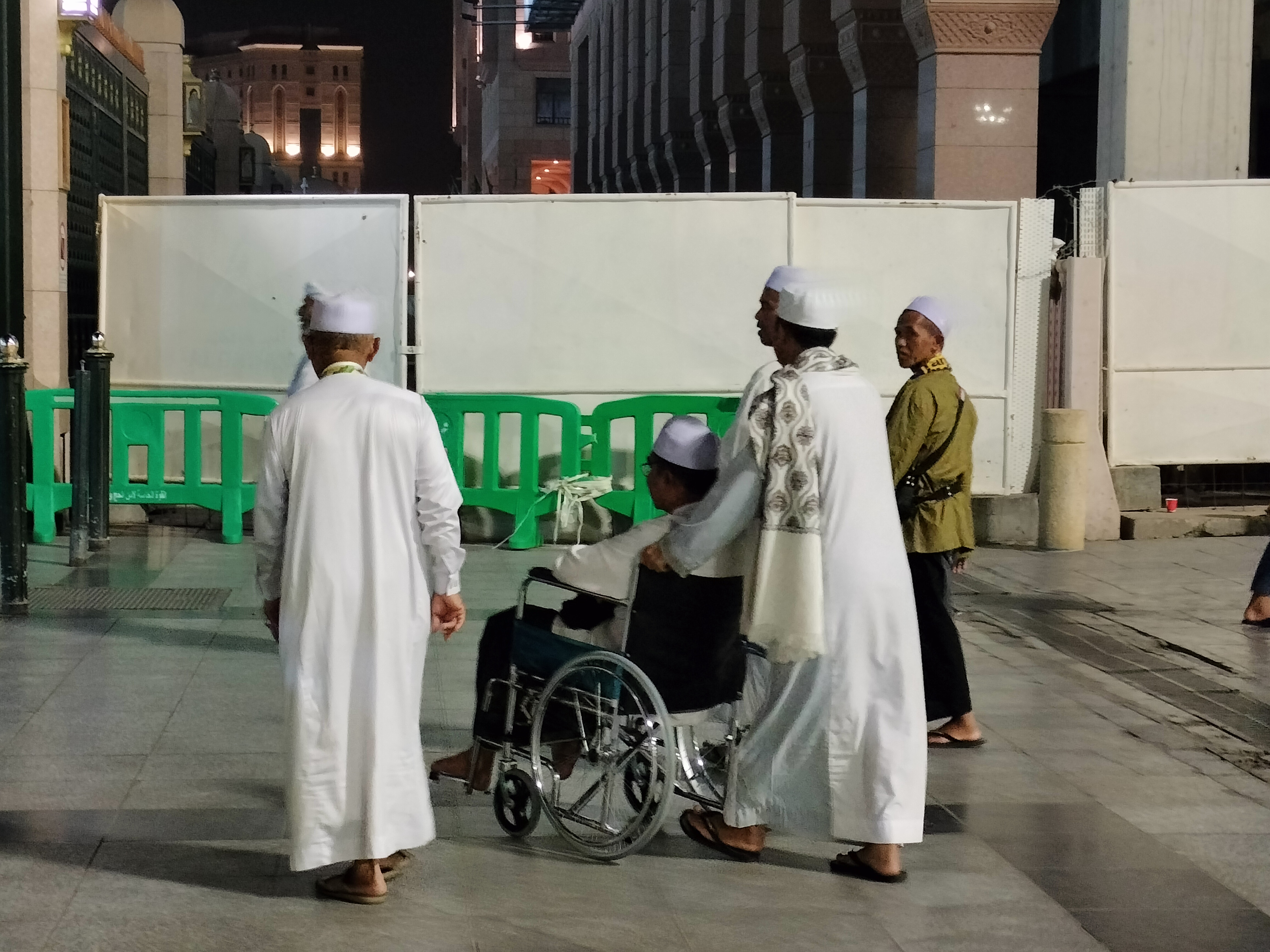 Sekelompok jemaah haji mendampingi jemaah berkursi rod beribadah di Masjid Nabawi, Madinah, Arab Saudi, Sabtu (10/6/2023).