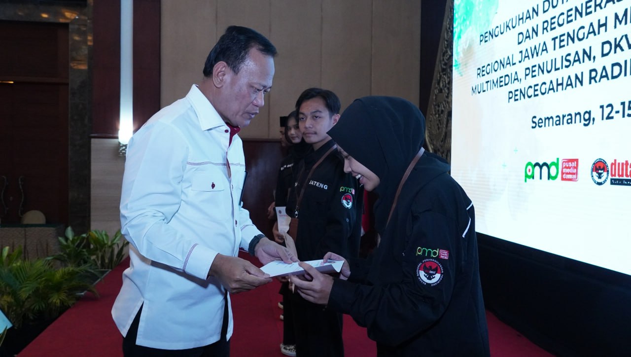 Deputi Bidang Pencegahan, Perlindungan dan Deradikalisasi BNPT Mayjen Nisan Setiadi mengukuhkan Duta Damai di Semarang.